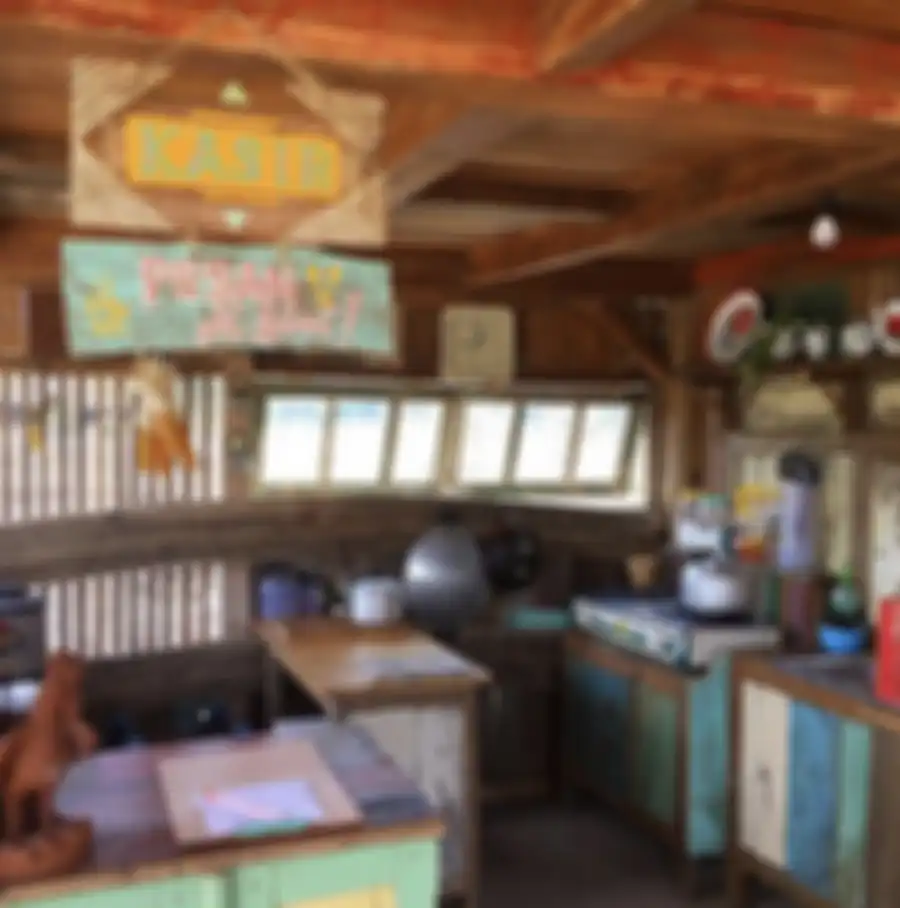 Mood istri untuk memasak langsung naik usai disodori foto aesthetic desain meja dapur kayu sederhana. Rasa nyaman hadir di area idaman.