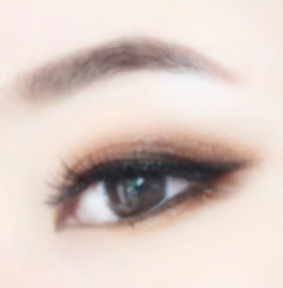 Smudge eyeliner dan soft eyeshadow
