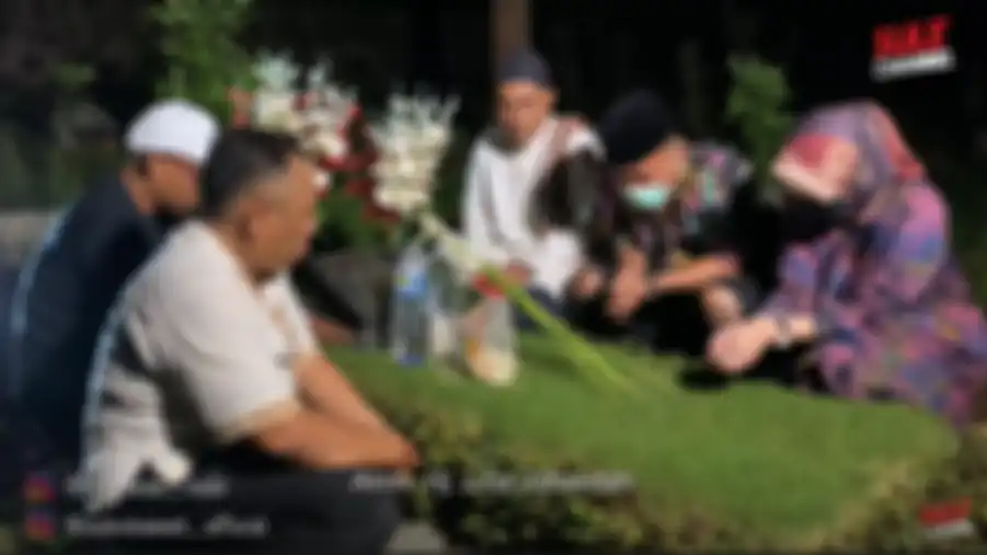 Sule ajak Nathalie Holscher ke makam Lina Jubaedah