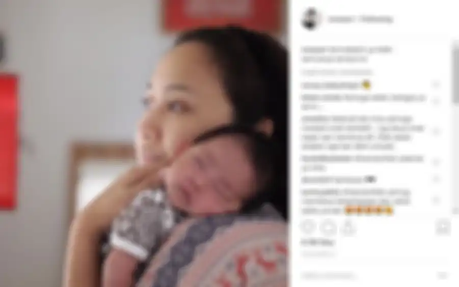 Inne Azri terlihat memposting foto yang memperlihatkan dirinya tengah menggendong sang bayi yang bia