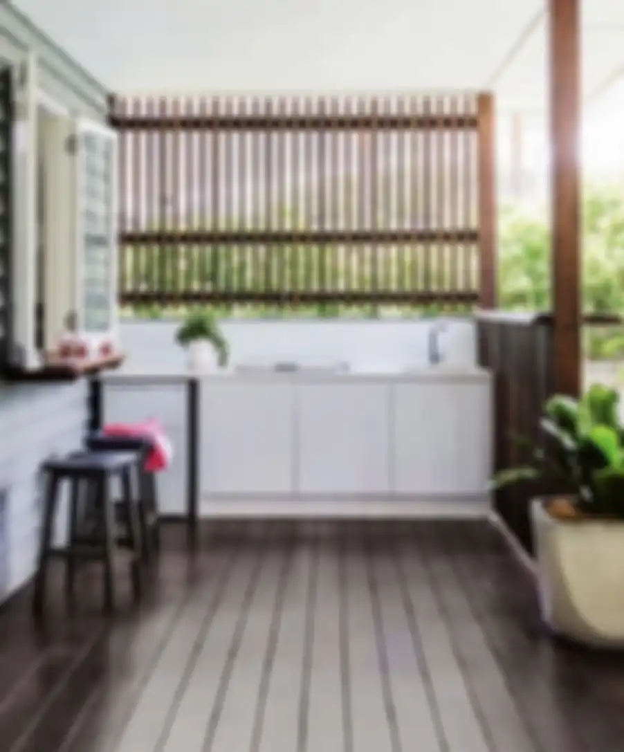 Desain dapur terbuka minimalis tampak makin segar di taman belakang rumah. Intip yuk 7 foto inspirasinya yang bikin ngiler. 