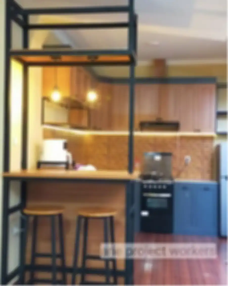 Desain sekat dapur dan ruang keluarga ini mampu memulas kesan elegan di rumah minimalis. Ini 8 foto estetiknya. 