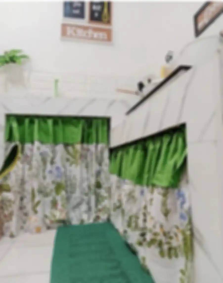 Terlanjur cari-cari foto inspirasi, ternyata desain kolong dapur mungil tampak kian cantik cuma modal gorden dibuat begini. 