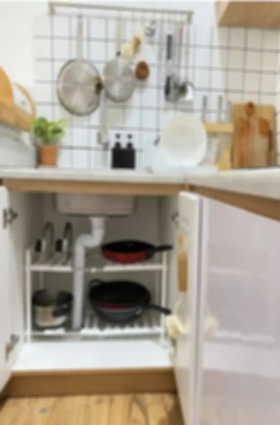 Desain dapur sederhana ini bikin kolong dapur menjadi tampak bersih nan rapi. Intip foto estetiknya. Alamak cantiknya ya!