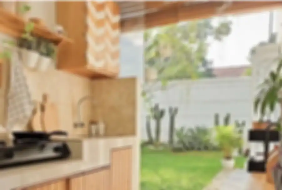 Desain dapur terbuka minimalis anti sumpek ini menjadi rahasia mertua sampai ikut betah memasak. Lihat 7 foto rekomendasinya.