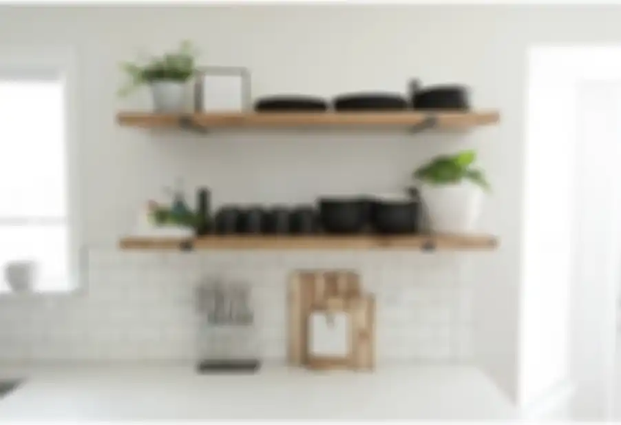 Ibu-ibu bisa mencoba memasang rak dinding minimalis model begini. Hasilnya, dapur mungil tampak kian cantik di foto ini.