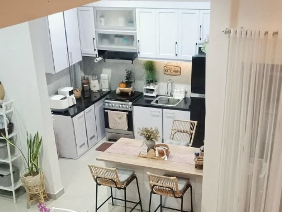 Desain ruang tamu dan dapur tanpa sekat ini jadi solusi jitu di rumah mungil. Aura anti sumpek didapat. Lihat 8 foto contohnya.