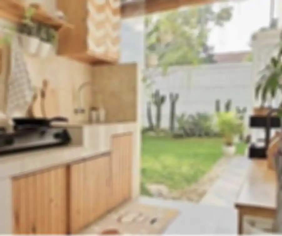 Desain dapur kotor terbuka belakang rumah menjadi sorotan. Mata mertua sampai terbelalak. Begini 9 foto hasil aplikasinya. 