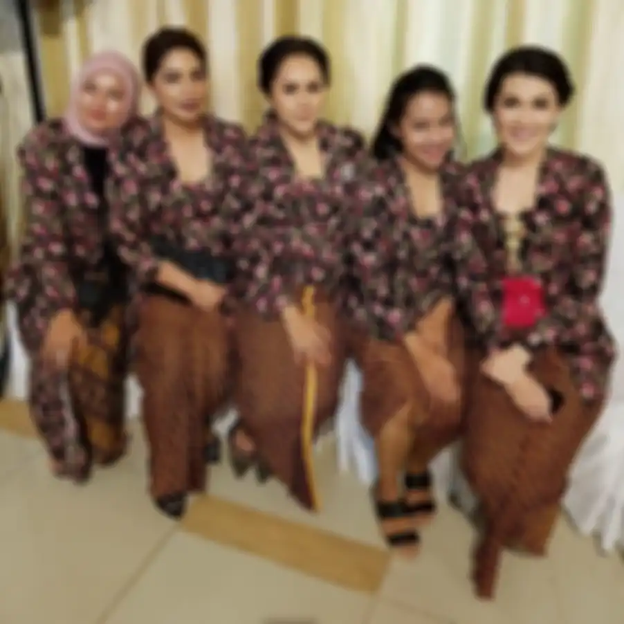 Sarah Amalia (paling kiri) dan saudara-saudara perempuannya