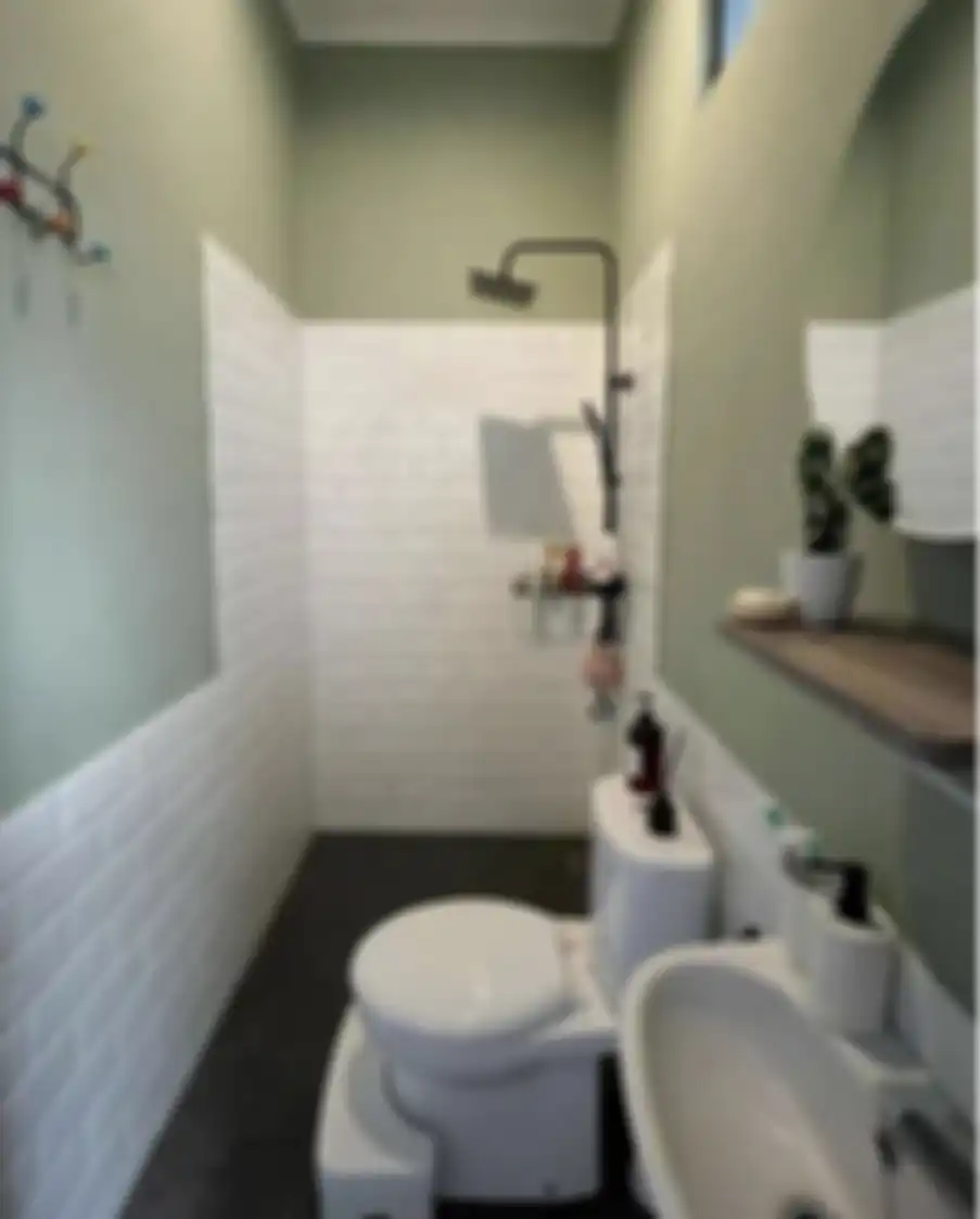 Shower bikin desain kamar mandi sempit jadi makin tampak mewah nan modern. Tapi, masih banyak yang belum percaya. Ini 7 foto hasilnya.