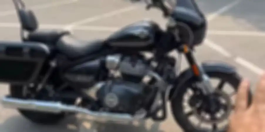 Tampak samping Royal Enfield Super Meteor 650.