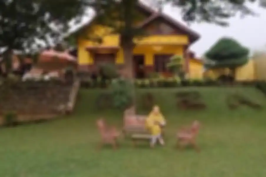 Tampak depan rumah artis Indri Giana dan Ustaz Riza Muhammad, halamannya sangat luas dan cocok untuk bersantai.