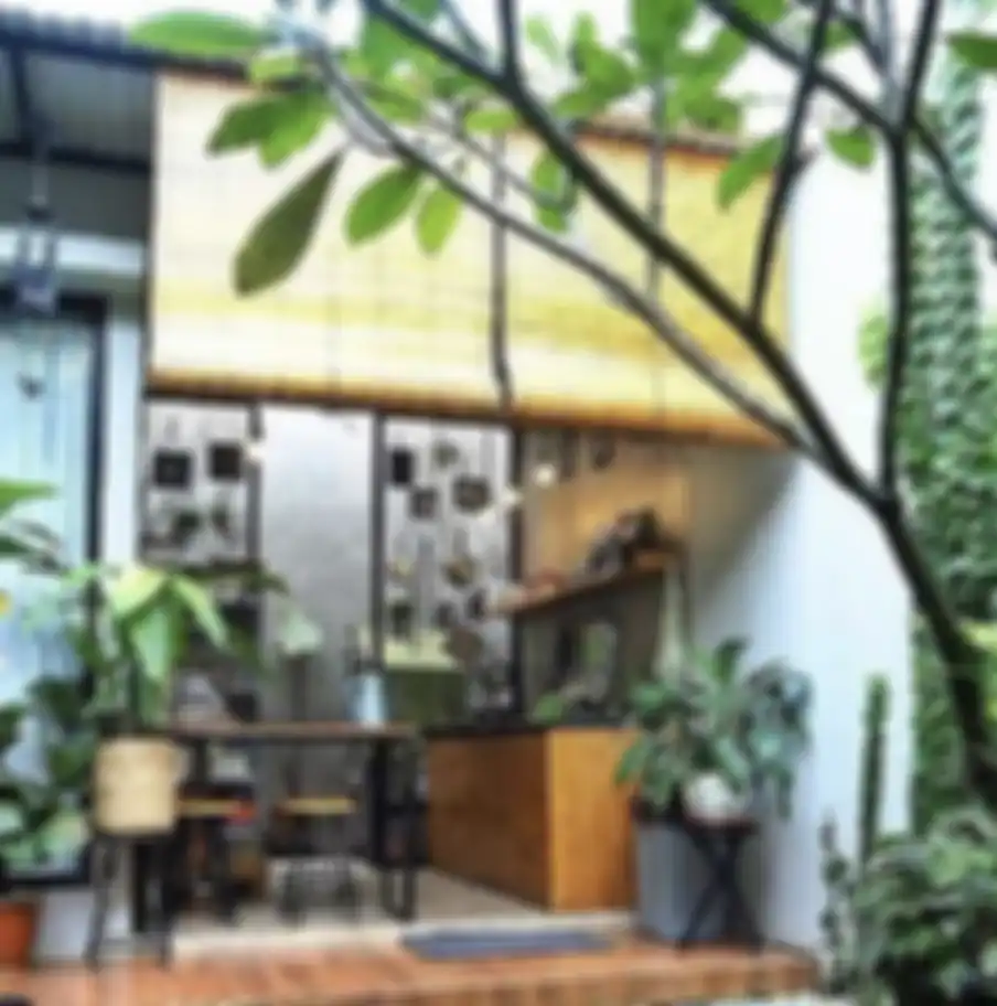 Inilah 6 desain dapur terbuka dengan taman yang bisa bikin aura kita tambah segar. Dijamin sampai adem lihatnya. Intip foto estetiknya.