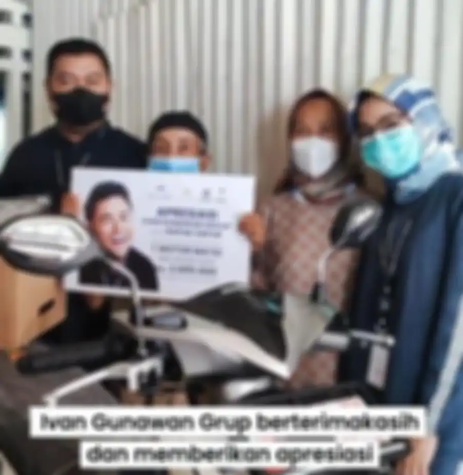 Kakek Safaruddin yang rela bersepeda 15 kilometer demi divaksin viral usai mendapat motor dari Ivan Gunawan.