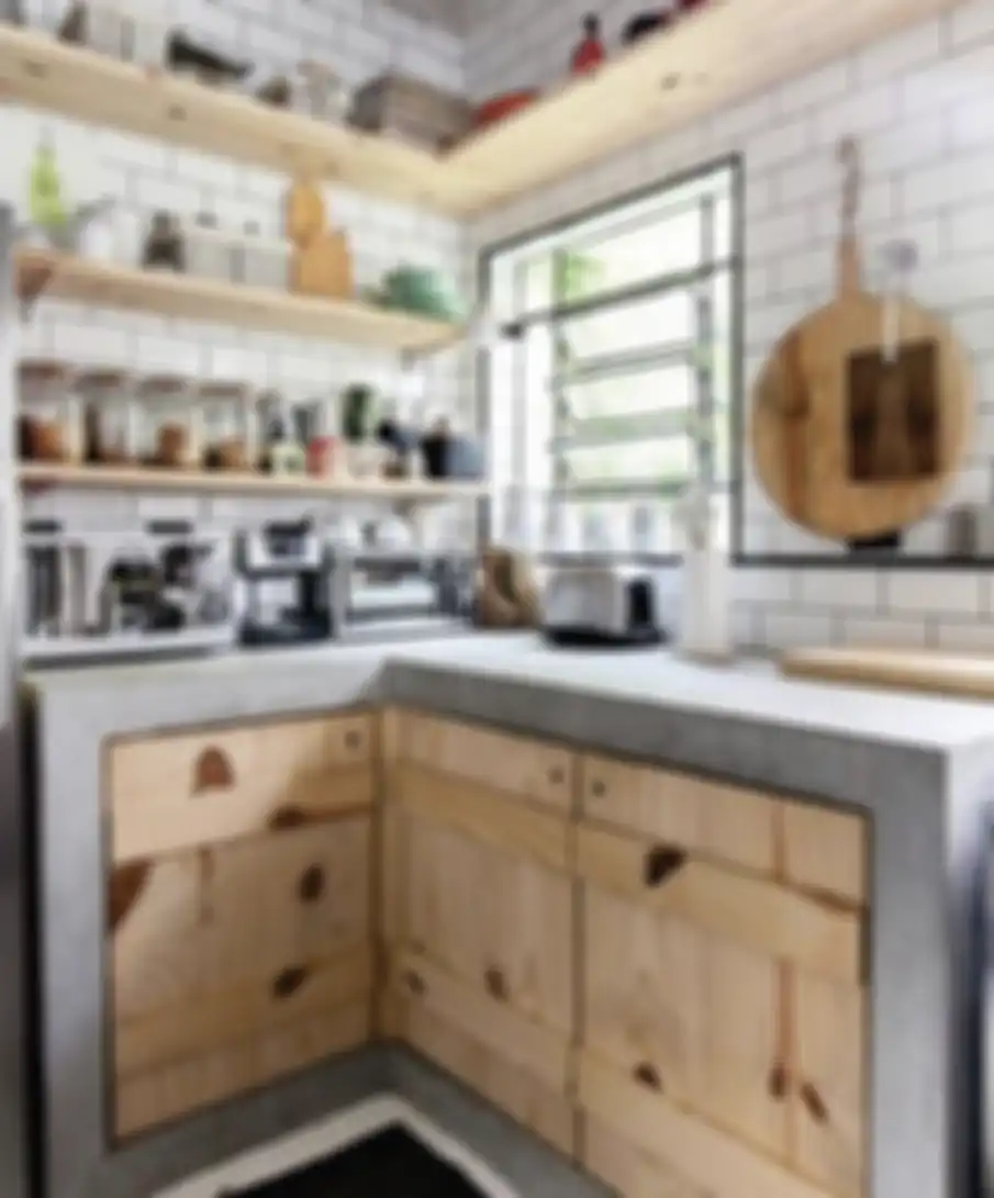 Desain meja dapur cor yang bujetnya lebih murah dari keramik ini jadi siasat jitu suasana tempat masak tetap bisa artsy. Ini 9 foto buktinya.