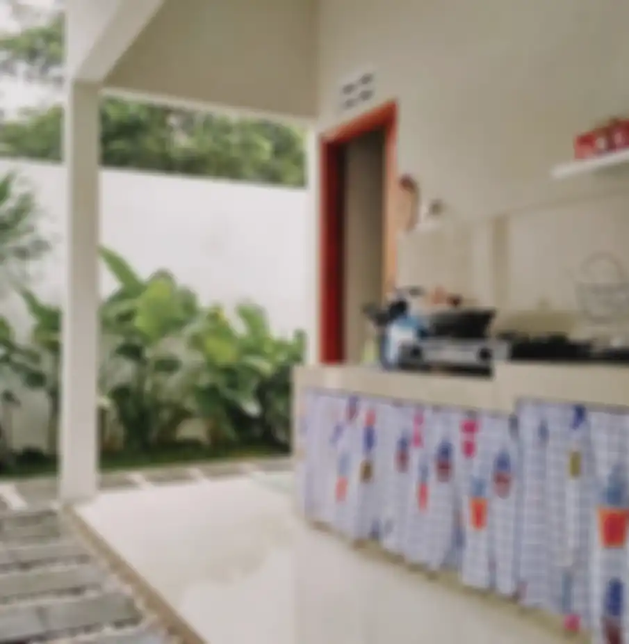 Desain dapur terbuka minimalis tampak makin segar di taman belakang rumah. Intip yuk 7 foto inspirasinya yang bikin ngiler. 