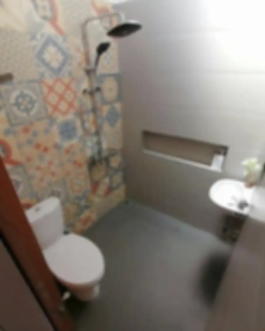 Desain kamar mandi sederhana mampu menyulap wajah rumah mungil menjadi tampak mewah. Begini 9 foto aestheticnya.