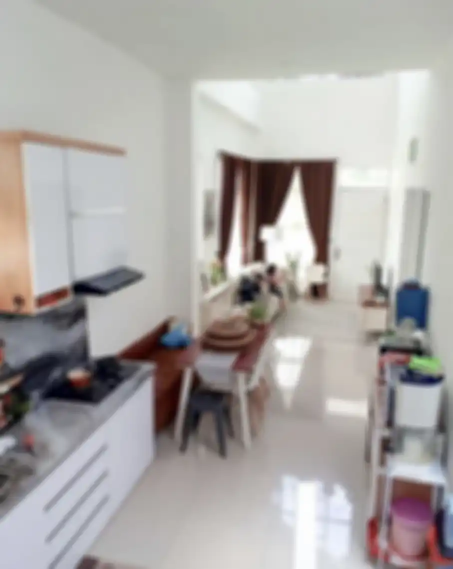 Desain ruang tamu dan dapur tanpa sekat ini jadi solusi jitu di rumah mungil. Aura anti sumpek didapat. Lihat 8 foto contohnya.
