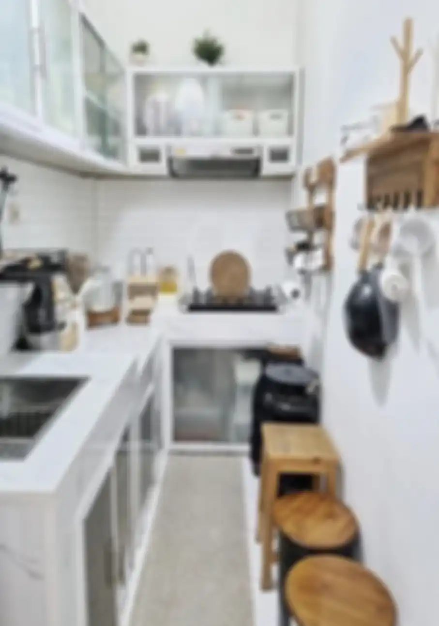 Desain kitchen set dapur minimalis yang simpel nan aesthetic ini bikin Ibu-ibu arisan sibuk memotret area memasak. Ini 14 foto inspirasinya.