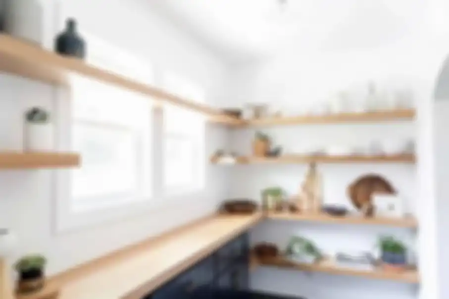 Ibu-ibu bisa mencoba memasang rak dinding minimalis model begini. Hasilnya, dapur mungil tampak kian cantik di foto ini.