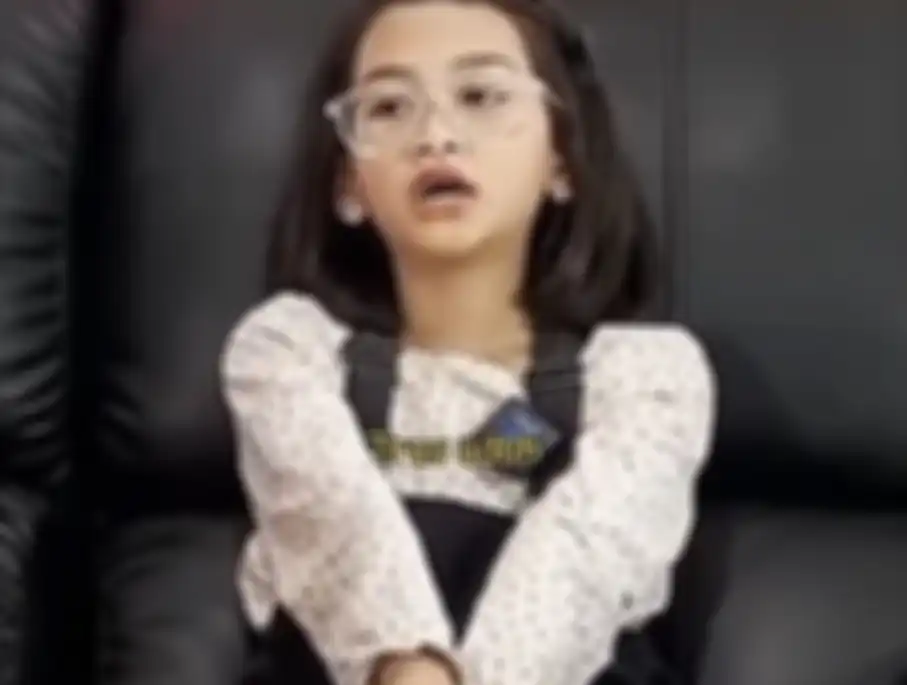 Wenny Ariani yang menolak tawaran tes DNA dari Rezky Aditya bikin murka netizen. Wajah Kekey disebut mirip almarhumah Vanessa Angel. 