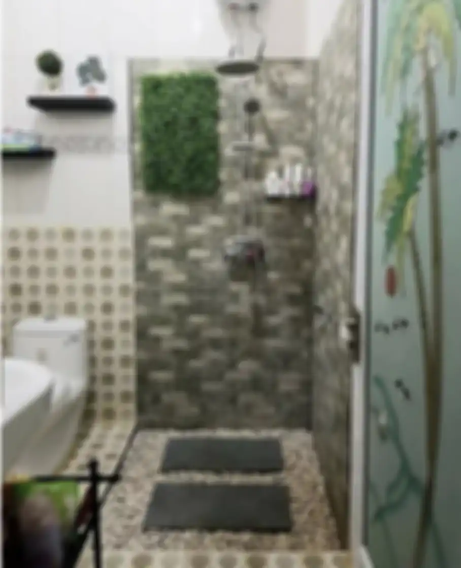 Shower bikin desain kamar mandi sempit jadi makin tampak mewah nan modern. Tapi, masih banyak yang belum percaya. Ini 7 foto hasilnya.