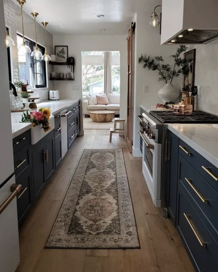 Desain dapur mungil berpadu anggun di lahan sempit rumah minimalis bikin mata Ibu-ibu arisan nyaris tak berkedip. Ini 7 foto hasil aplikasinya.