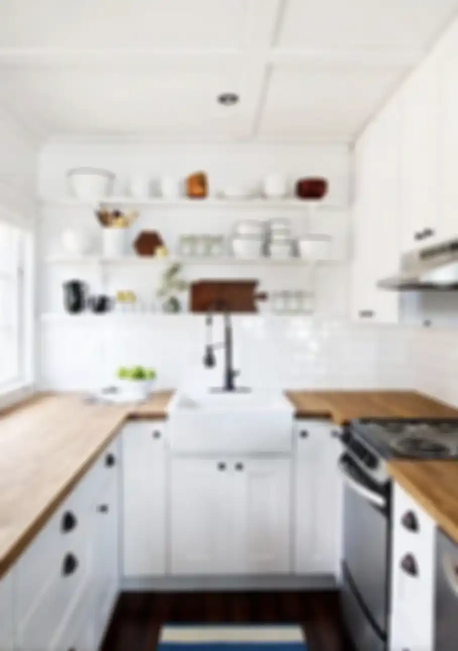 Desain dapur sempit jadi sorotan tetanga yang datangi rumah mungil. Sudah pasti nggak butuh lahan luas. Intip yuk 7 foto aplikasinya.