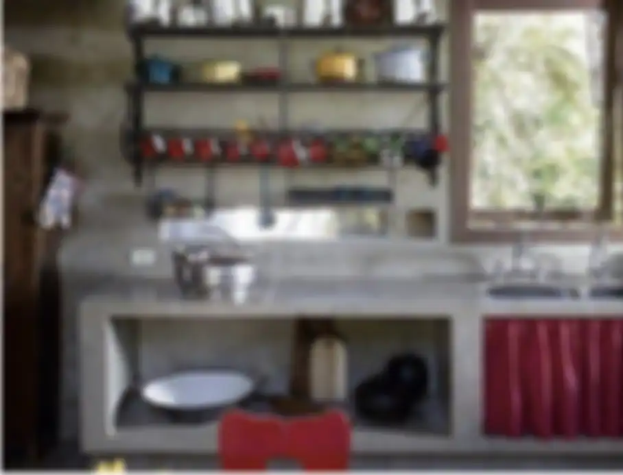 Desain meja dapur cor ini mampu memberi suasana aesthetic di area memasak. Dapur pun jadi makin berkelas. Tengok 9 foto hasilnya. 