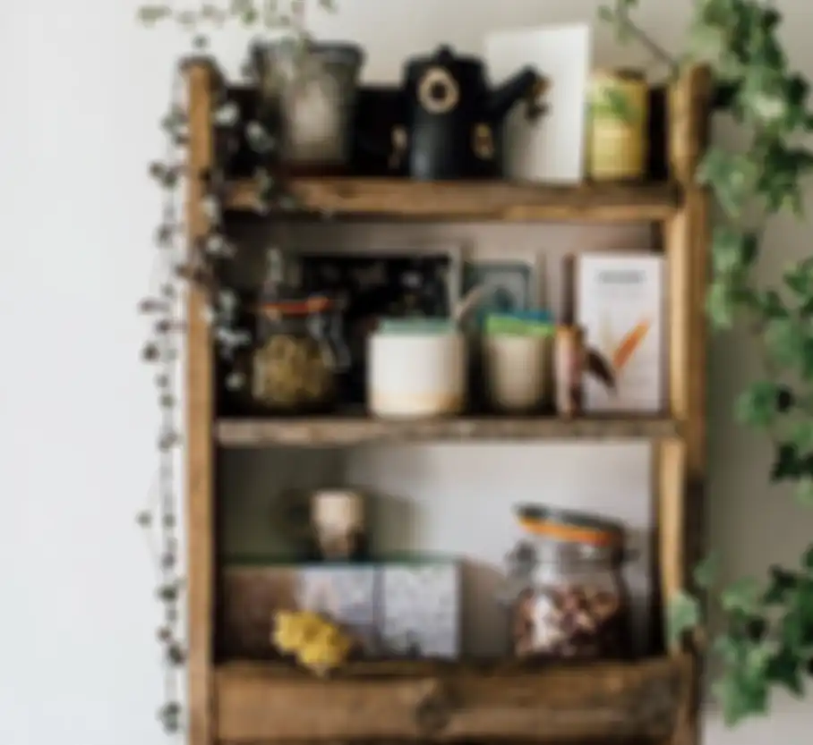 Ibu-ibu bisa mencoba memasang rak dinding minimalis model begini. Hasilnya, dapur mungil tampak kian cantik di foto ini.
