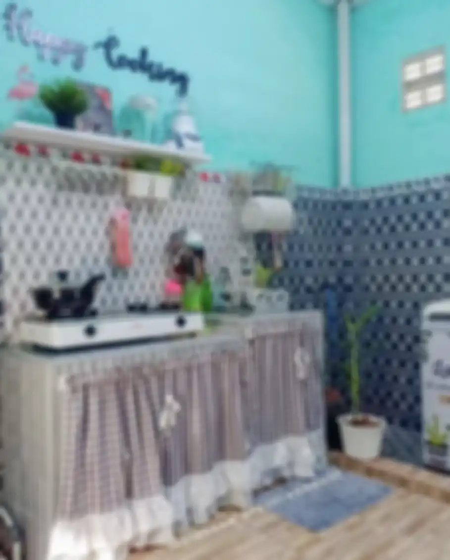 Terlanjur cari-cari foto inspirasi, ternyata desain kolong dapur mungil tampak kian cantik cuma modal gorden dibuat begini. 