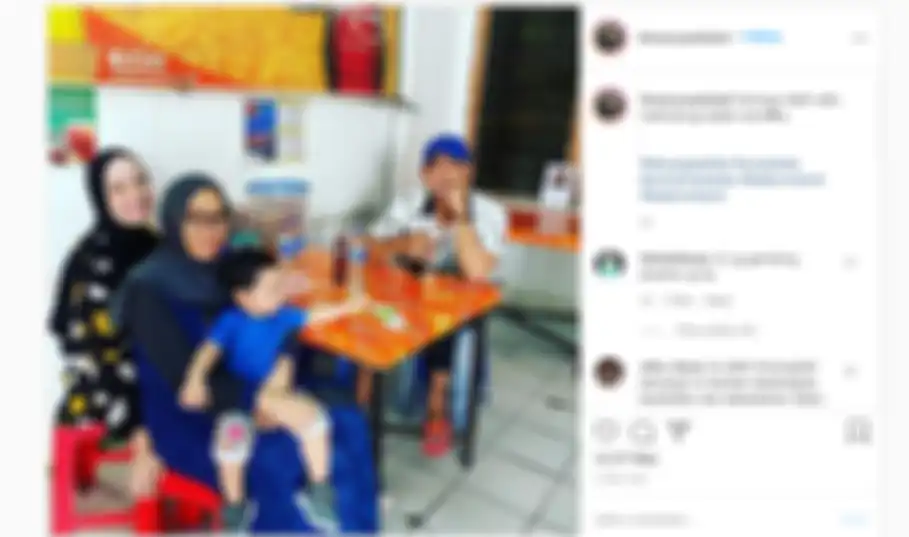 Tampil sederhana, Arya Saloka makan di warung makan sambil mengenakan sandal jepit warna merah.