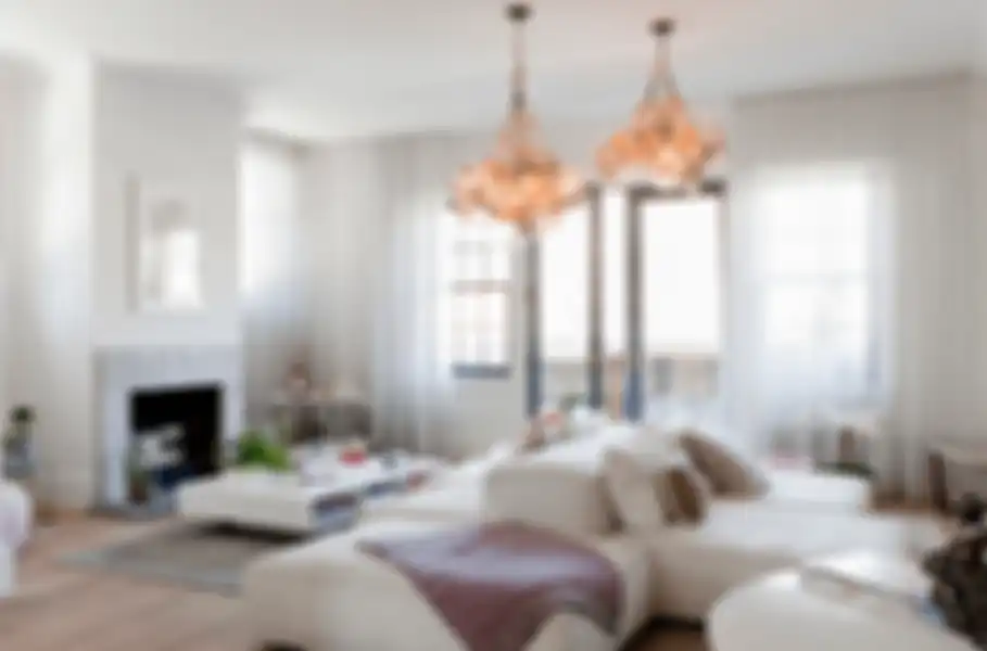 Kursi atau sofa dengan aksen dan desain yang menarik