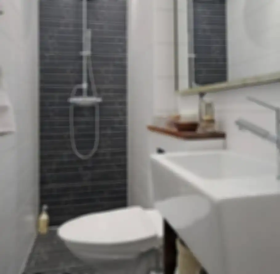 Desain kamar mandi memanjang auto dipilih Ibu-ibu karena alasan ini. Dengan mengusung gaya minimalis, intip 7 foto hasilnya yuk!