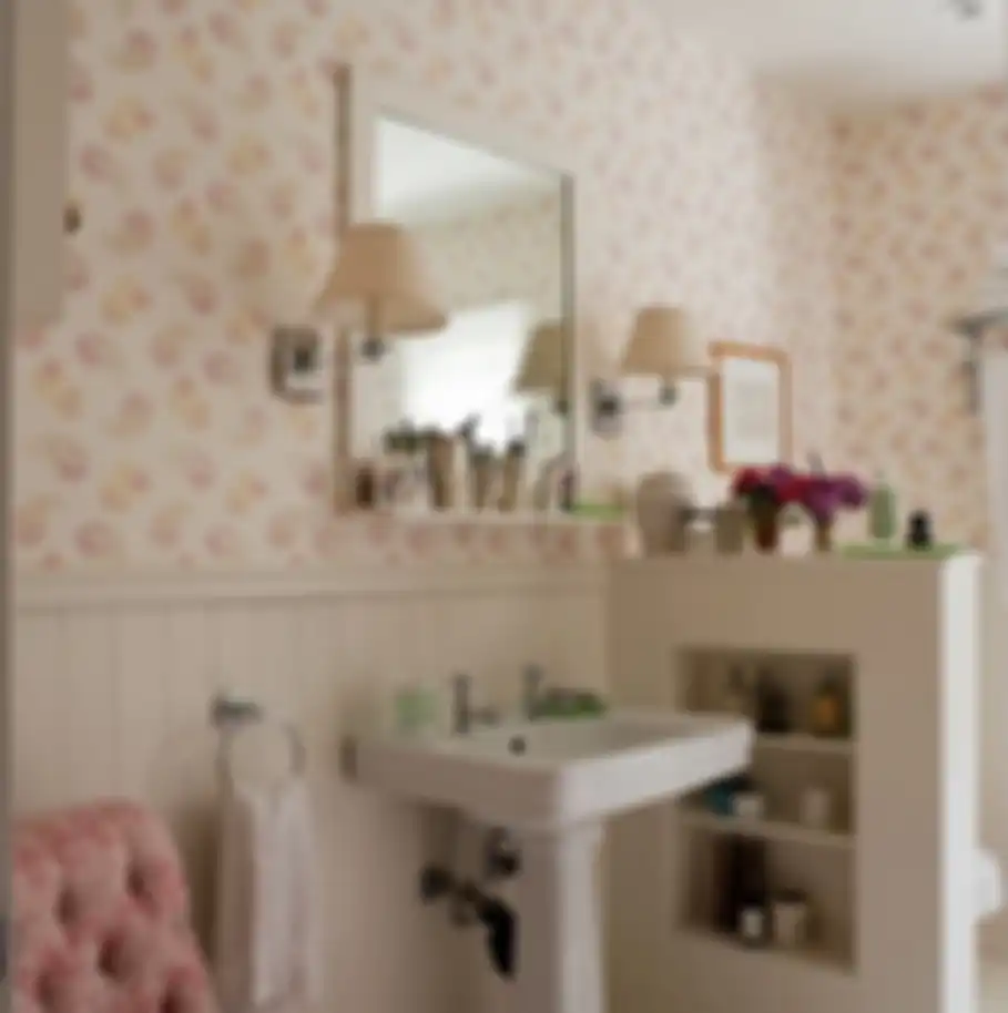Desain kamar mandi aesthetic gaya shabby chic dijamin bikin istri rajin posting di medsos. Intip yuk 5 foto kerennya. 