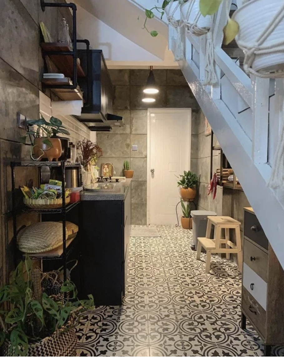 Berikut ini desain dapur di bawah tangga minimalis yang hembat biaya. Dijamin cocok lho. Cek foto inspirasinya yuk!