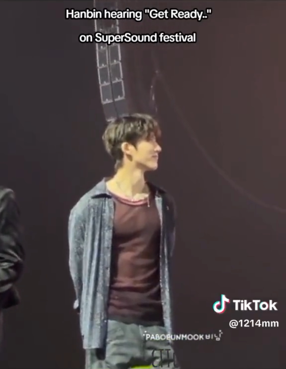 Hanbin tersenyum melihat iKON
