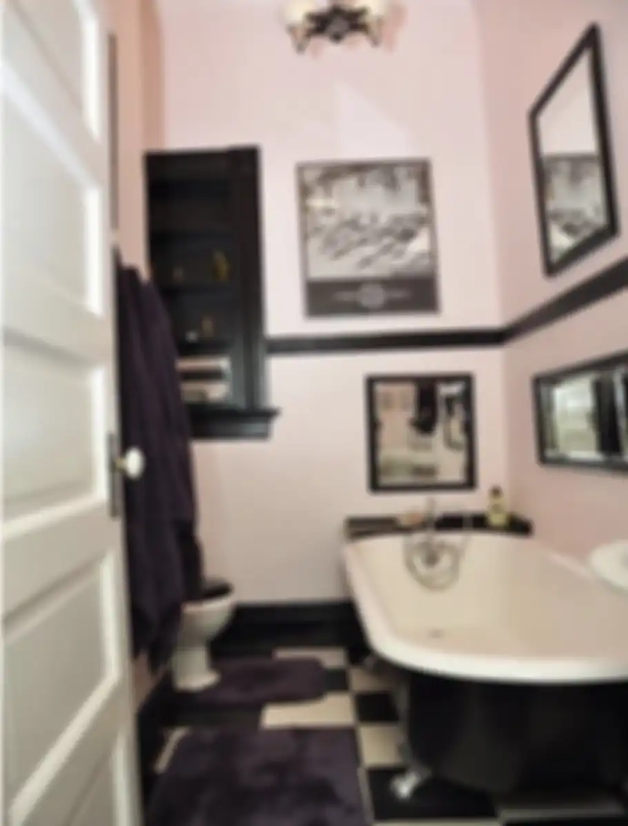 Desain kamar mandi warna pink memberikan sentuhan manis tanpa kesan norak. Hasilnya nggak nyangka jadi begini. Intip 8 foto cantiknya.