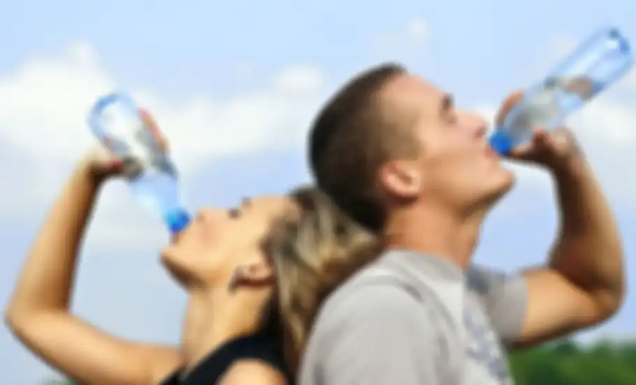 Minum air mineral untuk bantu turunkan berat badan.