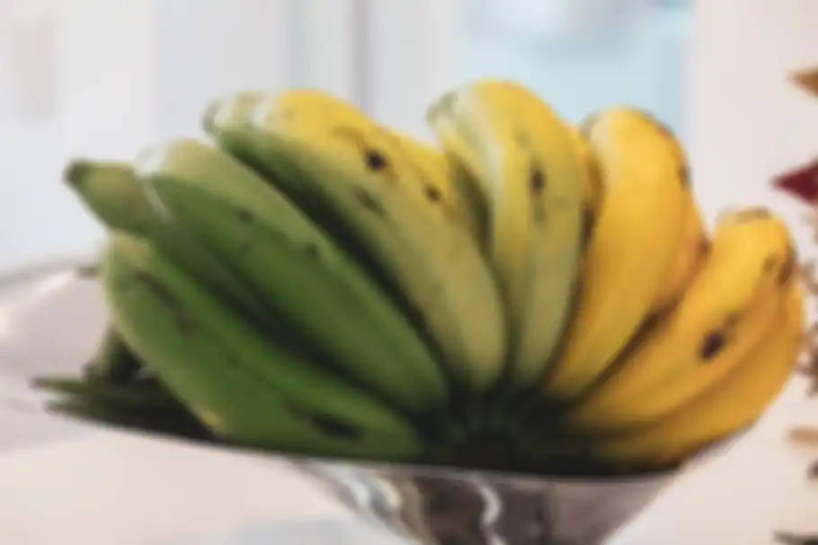 Pisang yang masih hijau. 