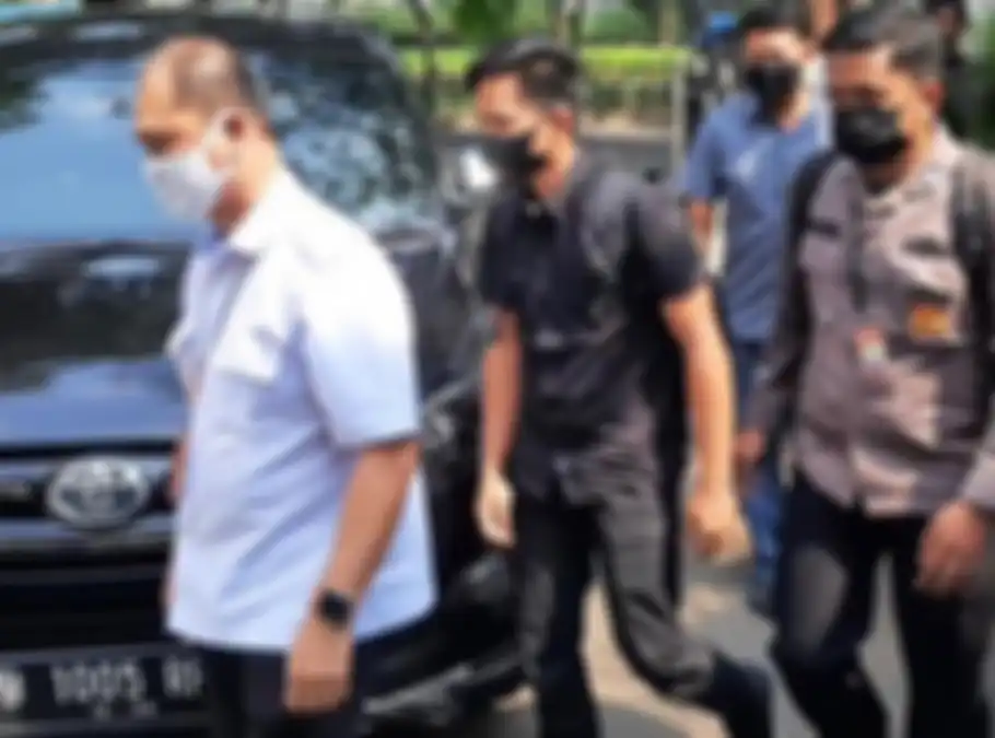 Begini pengakuan Bharada E yang bikin Irjen Ferdy Sambo masuk bui. Ferdy menjadi tersangka utama dalam kasus kematian Brigadir J. 