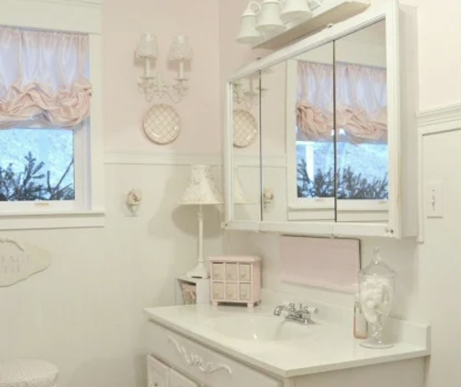 Desain kamar mandi aesthetic gaya shabby chic dijamin bikin istri rajin posting di medsos. Intip yuk 5 foto kerennya. 