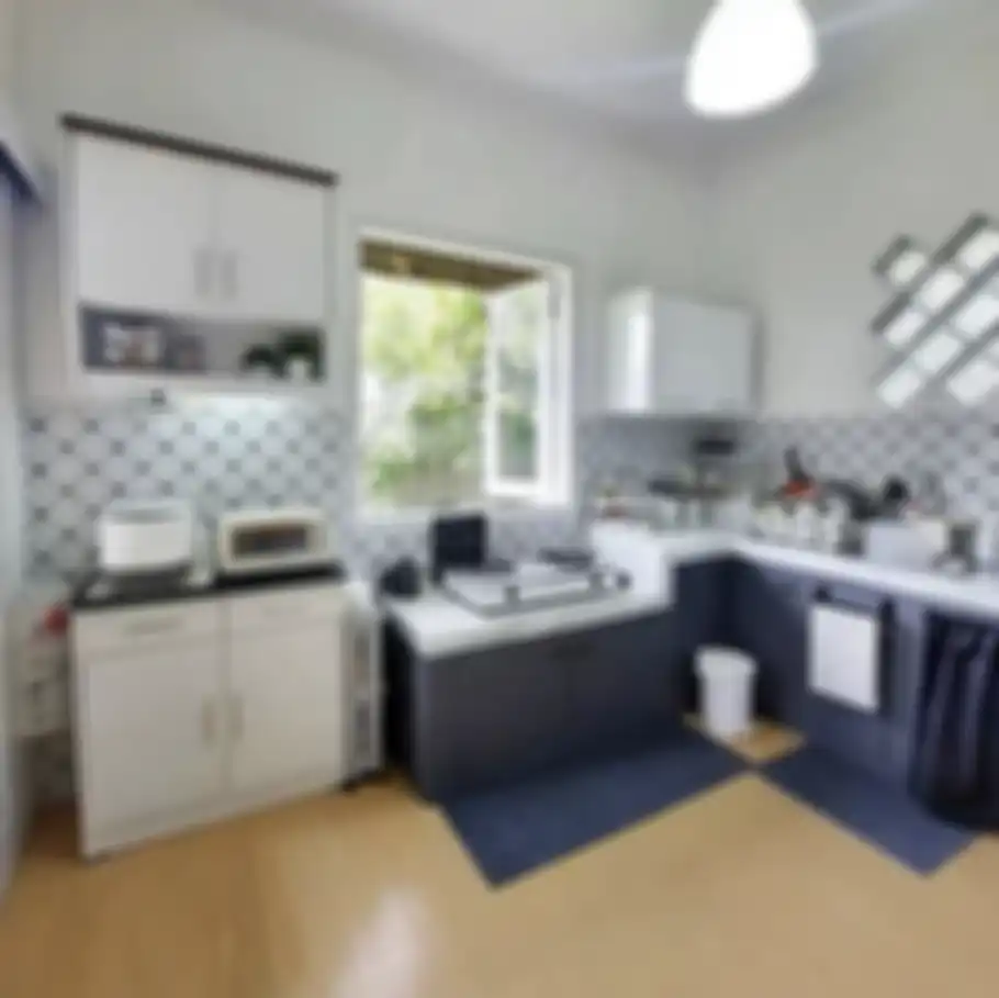 Desain dapur minimalis modern ini bisa menyulap area memasak jadi makin tampak berkelas. Ada 6 foto inspirasinya. 