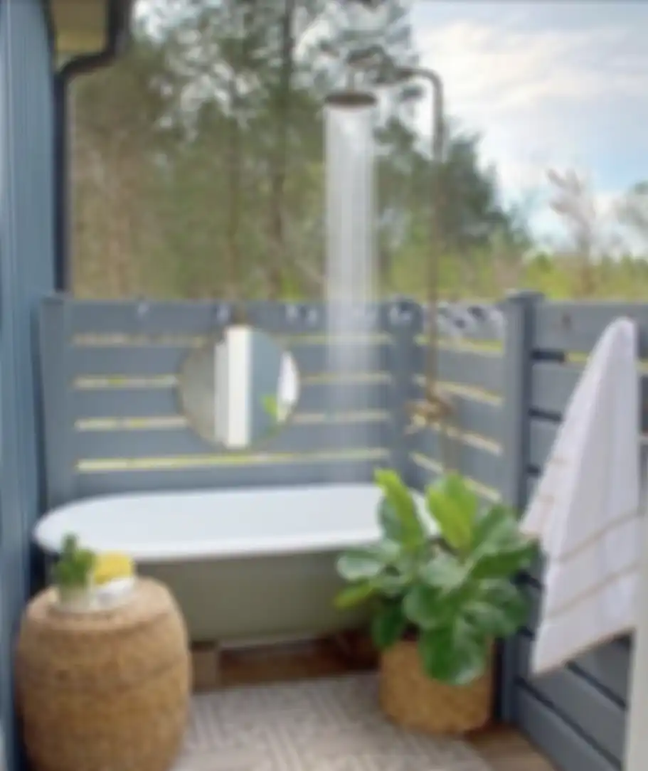 Begini desain kamar mandi outdoor minimalis yang hadirkan sensasi berbeda tanpa khawatir diintip mata nakal. Ini 7 foto aestheticnya. 