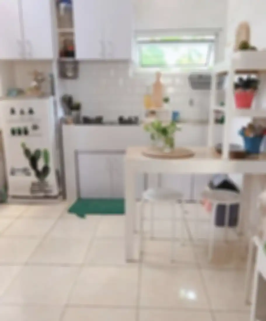 Desain meja makan mengubah aura dapur sempit menjadi hangat nan nyaman. Intip yuk 6 foto hasil aplikasinya. 