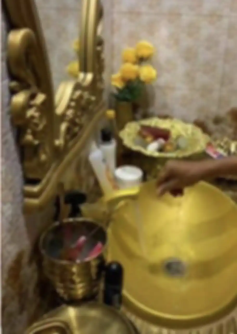 Isi rumah tua yang cuma ditutup seng rongsokan ini bikin netizen melongo. Nggak nyangka banget. Foto ini jadi buktinya.