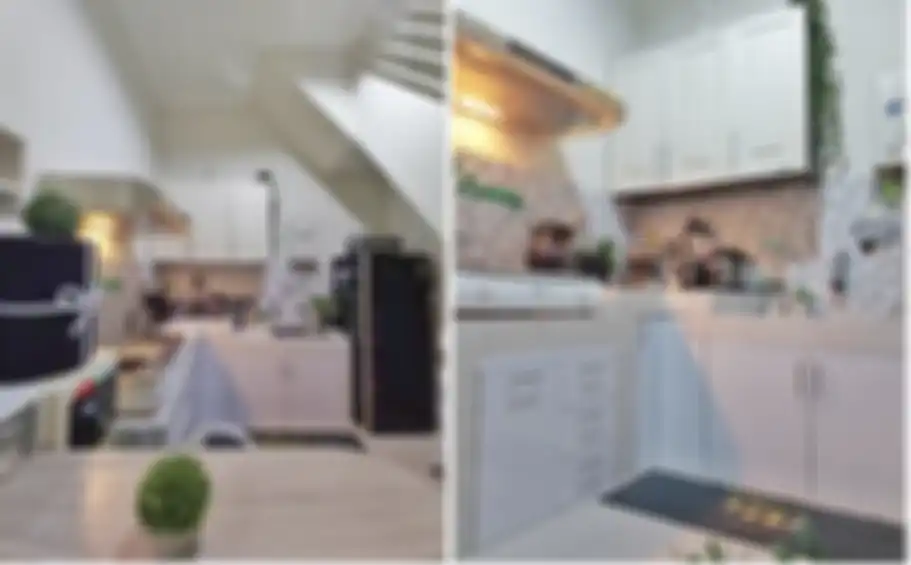 Desain kabinet dapur minimalis memulas area memasak jadi tampak cantik. Fungsinya juga maksimal di balik aesthetic. Simak 8 foto hasilnya. 
