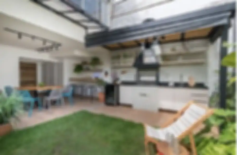Desain dapur terbuka minimalis tampak makin segar di taman belakang rumah. Intip yuk 7 foto inspirasinya yang bikin ngiler. 