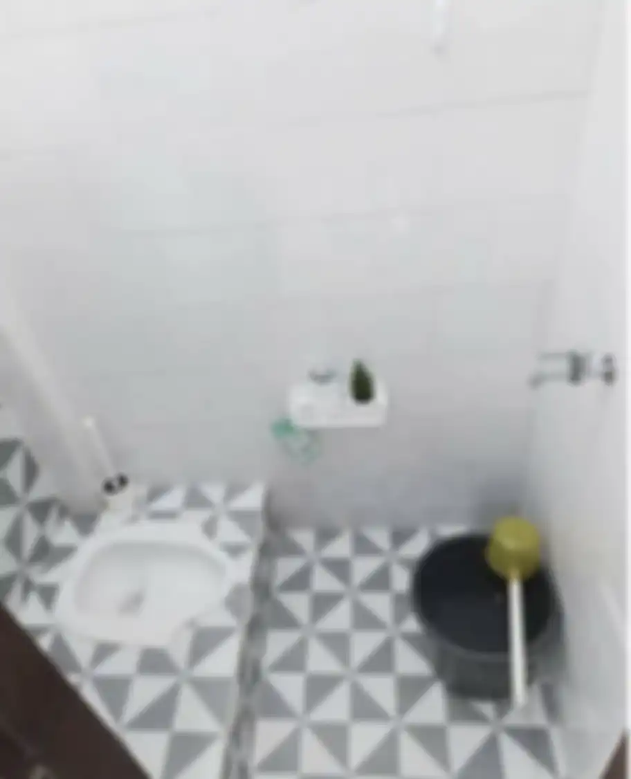 Desain kamar mandi sempit terlihat luas karena mengaplikasikan cara simpel ini. Rahasinya terbongkar. Intip 5 foto hasil aplikasinya.