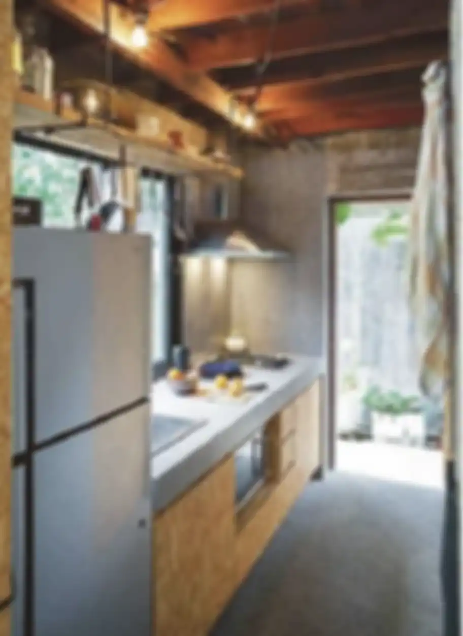 Desain dapur terbuka minimalis tampak makin segar di taman belakang rumah. Intip yuk 7 foto inspirasinya yang bikin ngiler. 